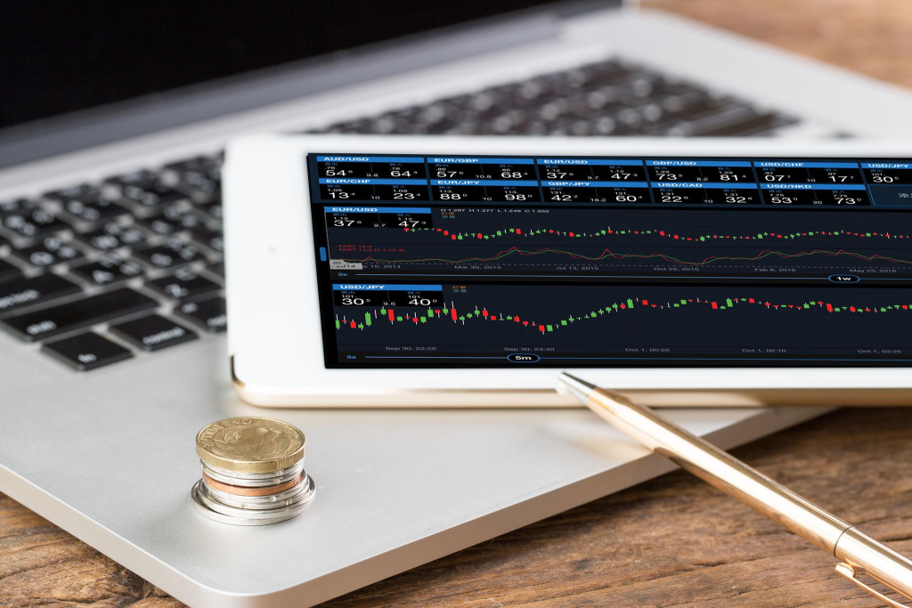 Forex chart analytic with tablet pc and laptop compute in chart patterns in forex trading